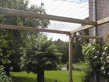 Houten pergola gebouwd in een tuin