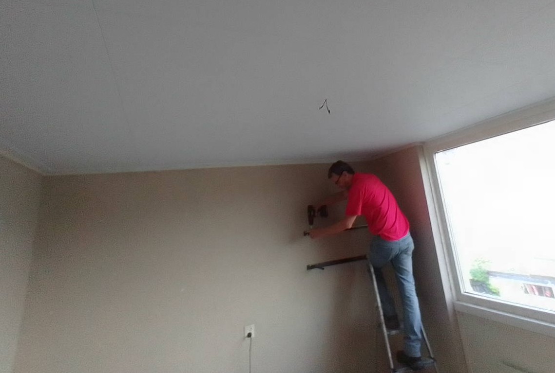 Plafond strak afgewerkt en geschilderd