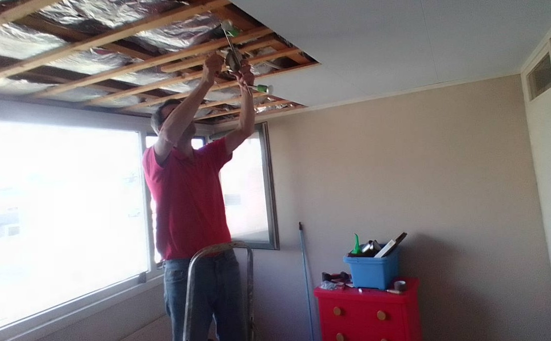 Gerenoveerd en geschilderd plafond in een woonkamer