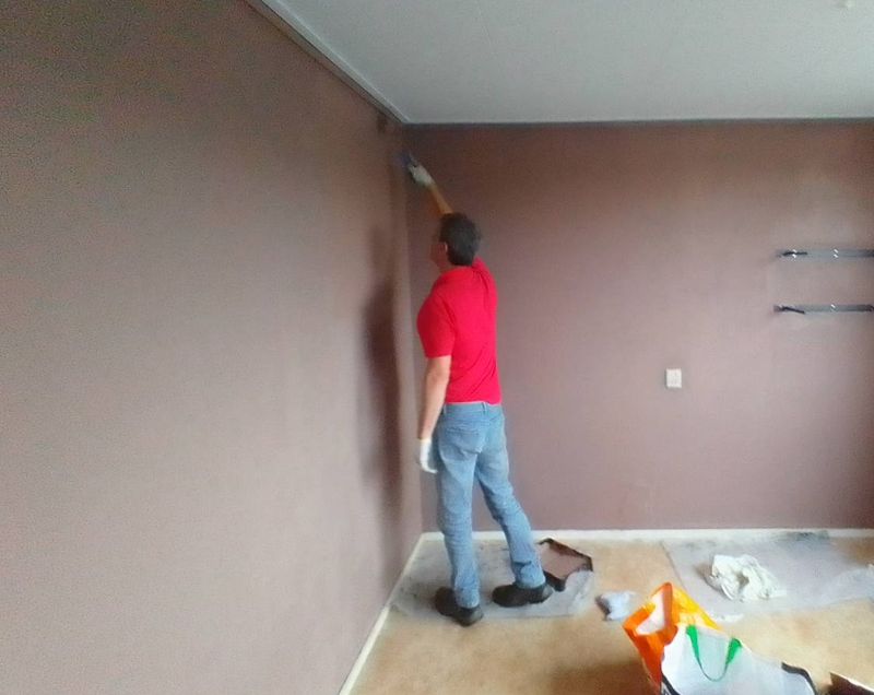 Binnenschilderwerk van wanden in een woning